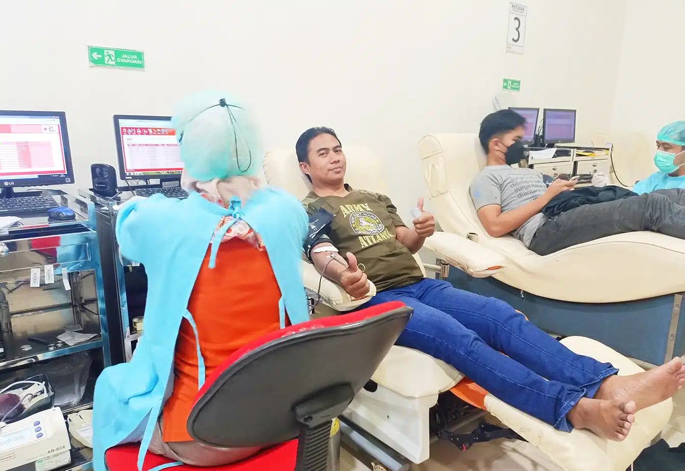 Relawan-PMI-PMR-KSR-meranti-donor-darah-warga-bantuan-bencana-Indonesian-red-cross-bulan-sabit-Palang-Merah