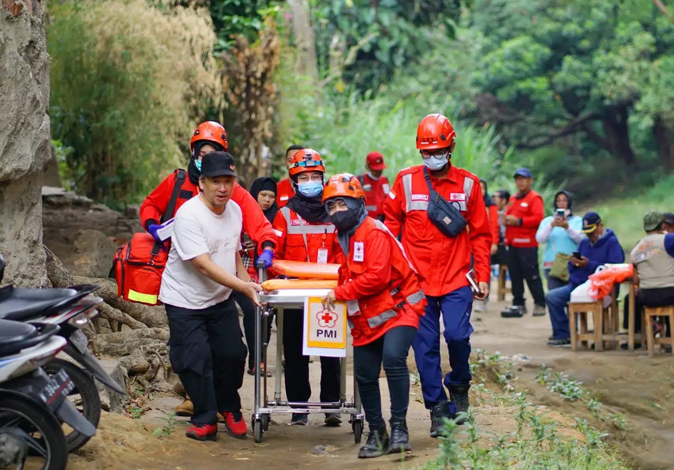 first-aid-diklat-PMI-PMR-KSR-relawan-pertolongan-bencana-meranti-korps-Red-Cross-Indonesia-website-by-WINSON-MEDIA-TEKNOLOGI-WEBCLOUDHOSTER-jasawebmeranti-.com-baliwebservices.com